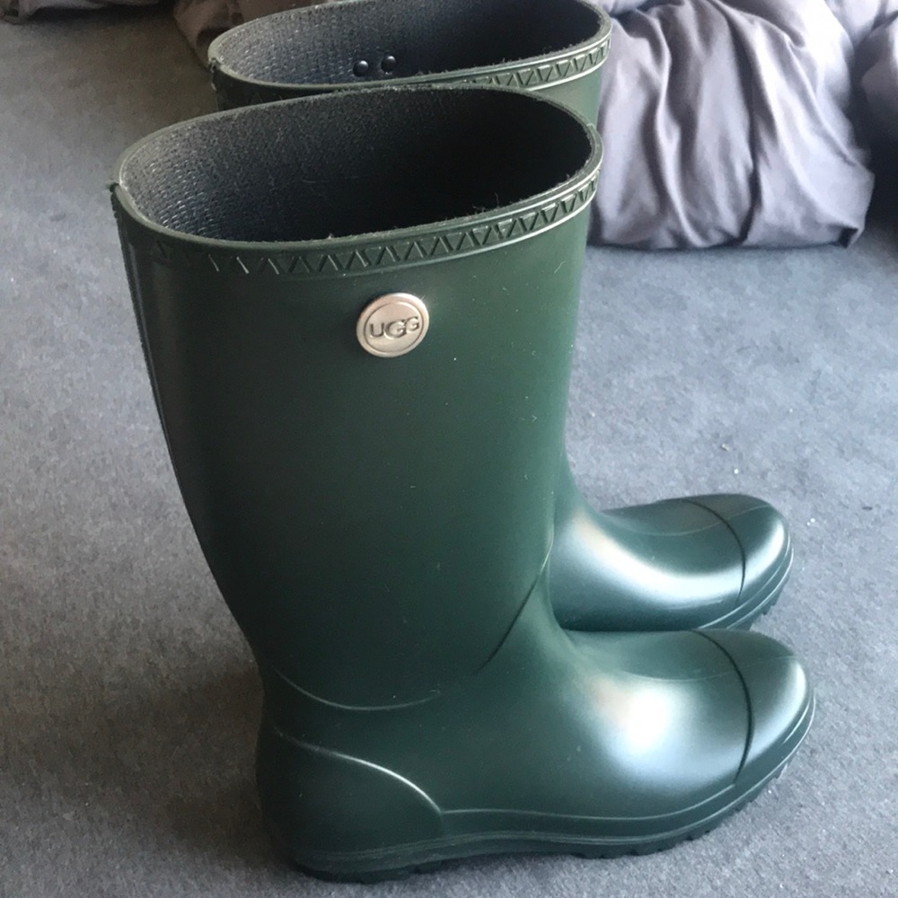 Ugg rain boots size 9